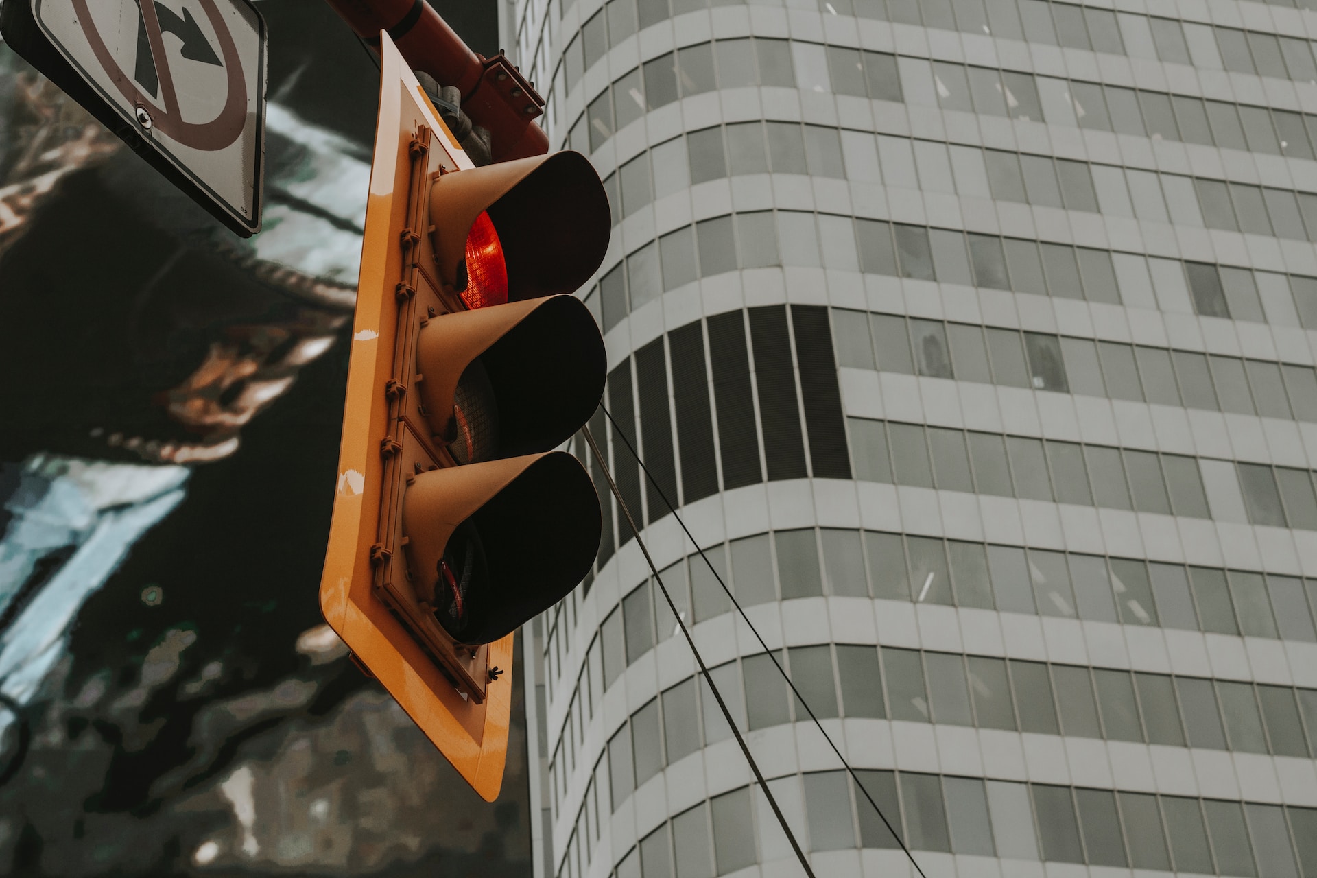 Kayla Speid - rote ampel in toronto- unsplash.com